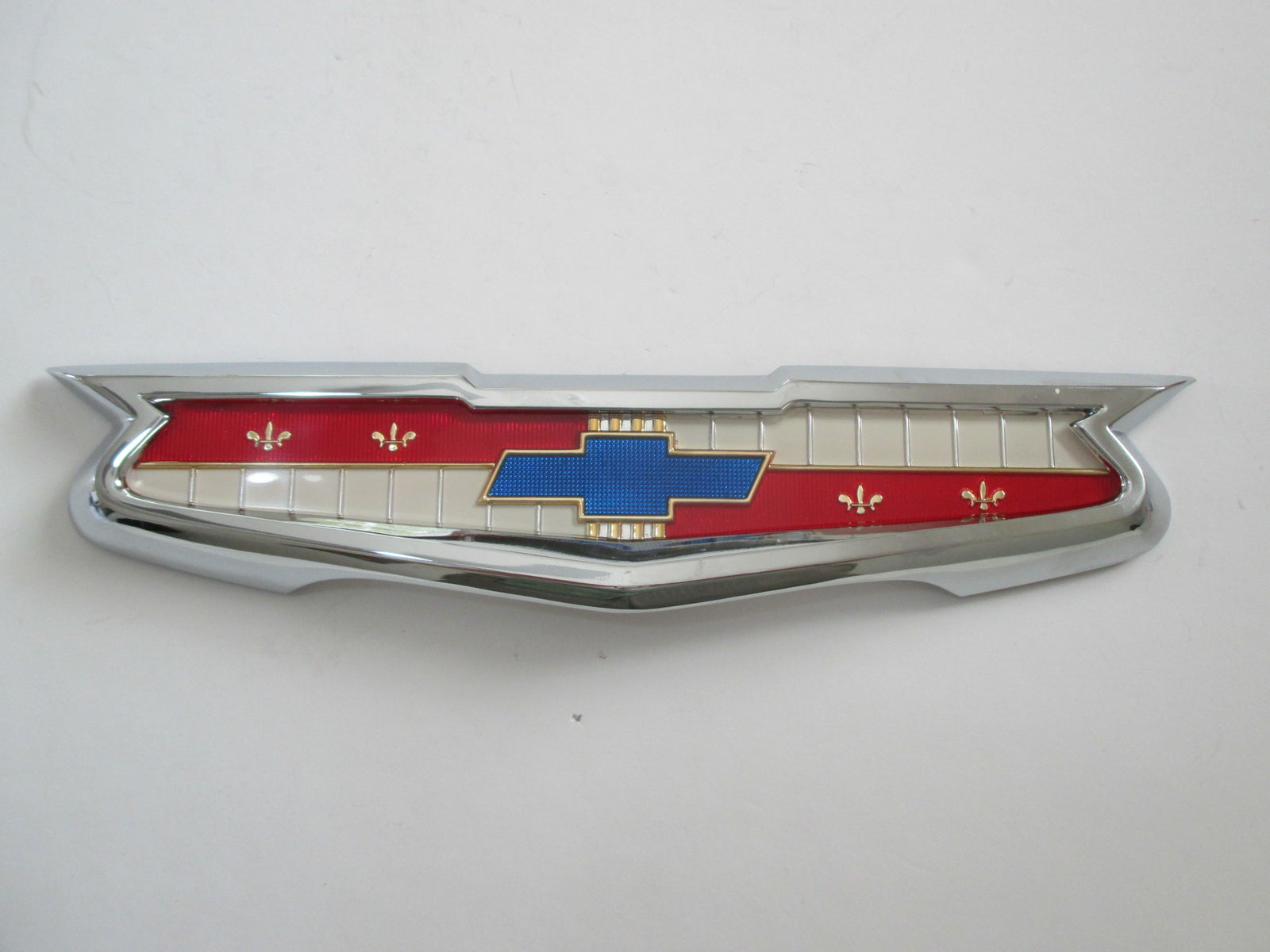 56 CHEV 6 CYL. BOOT BADGE ASSEMBLY 1956 NEW CHEVROLET EMBLEM TRUNK 57 580